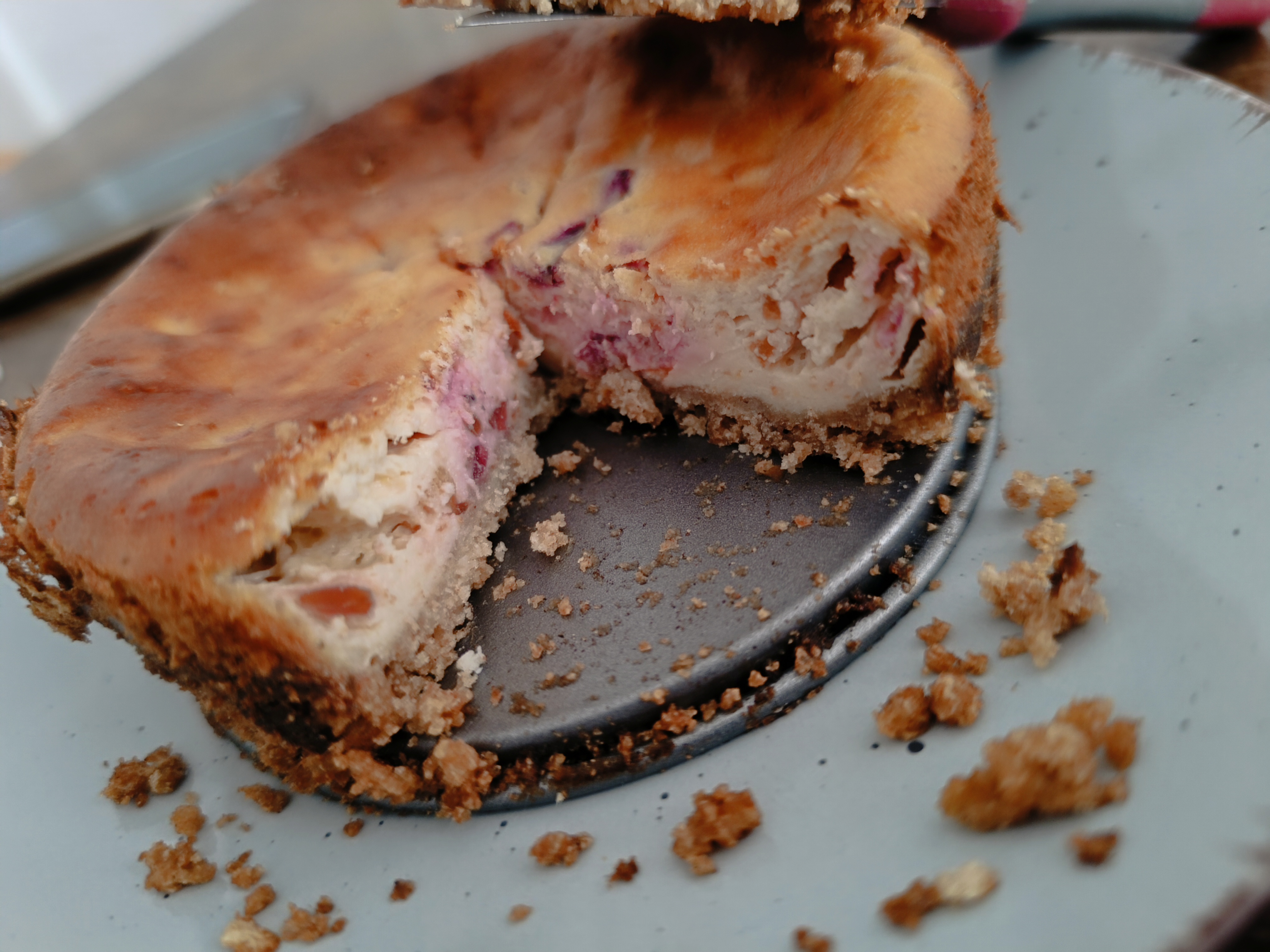 Angeschnittener Käsekuchen mit Cornflakesboden
