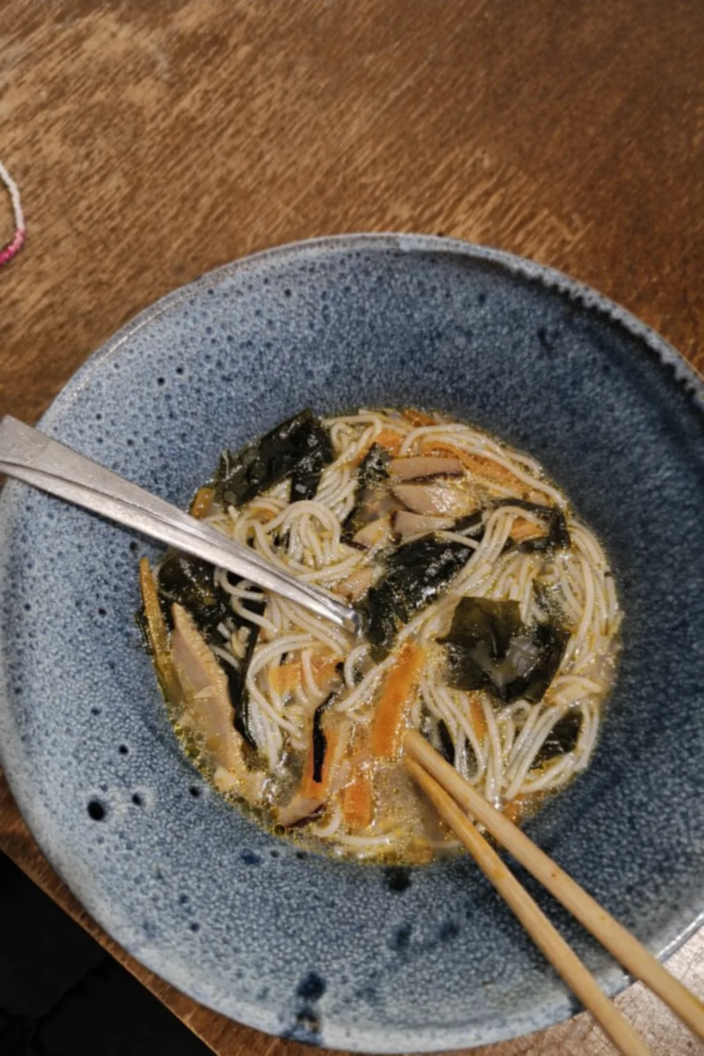 Reisnudelsuppe mit Shiitake und Wakame in einer blauen Schale