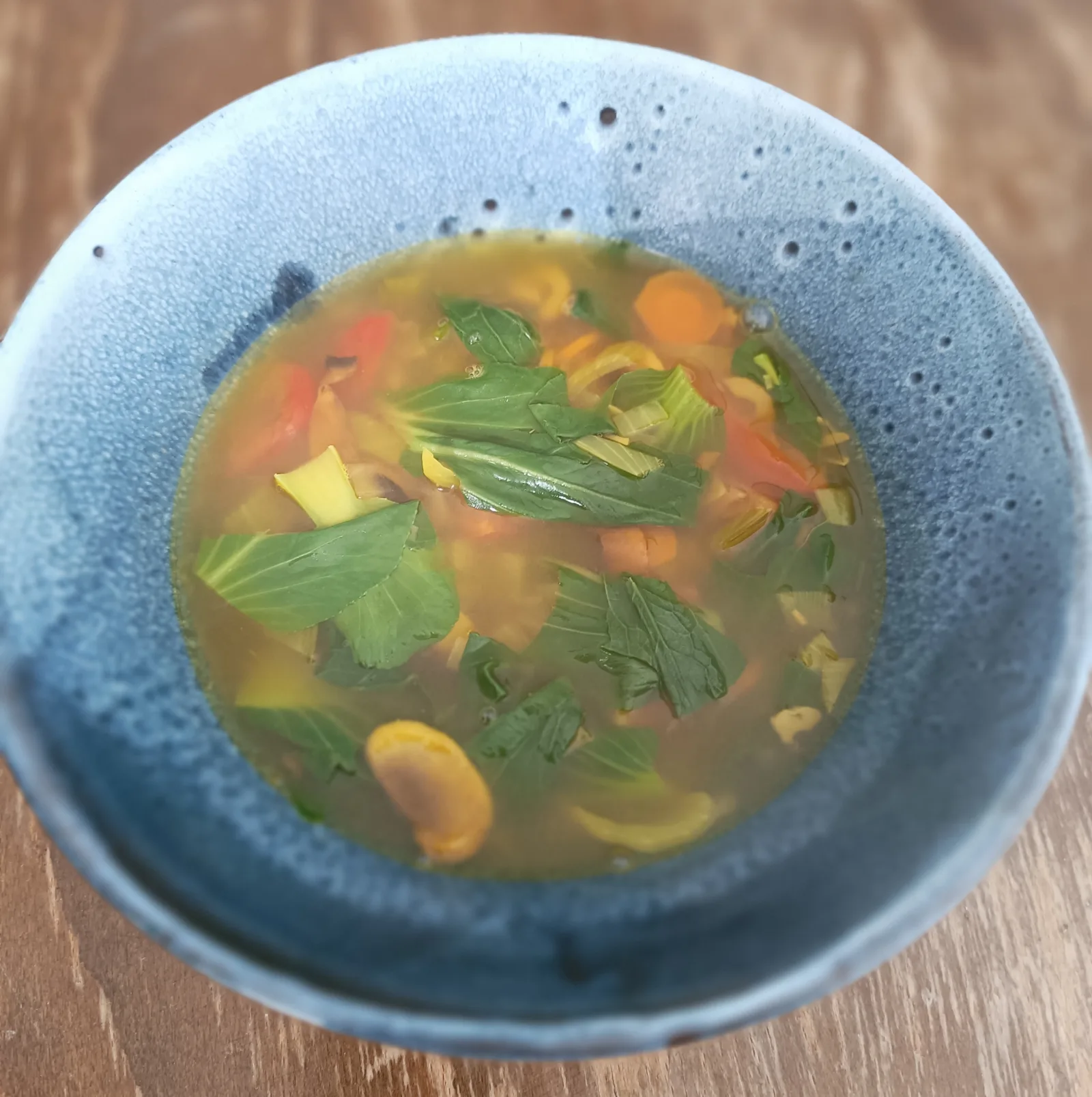 Pak-Choi-Suppe in einer Schale