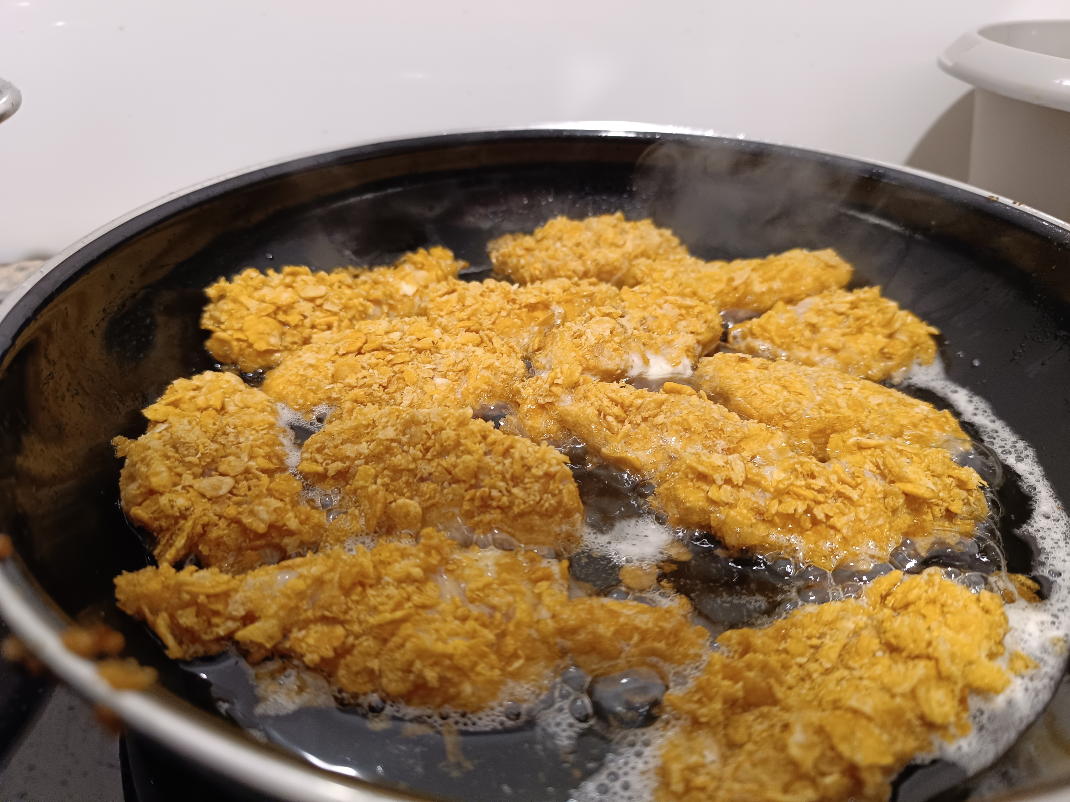 Chicken Crossies mit knuspriger Cornflakes-Panade in einer Pfanne