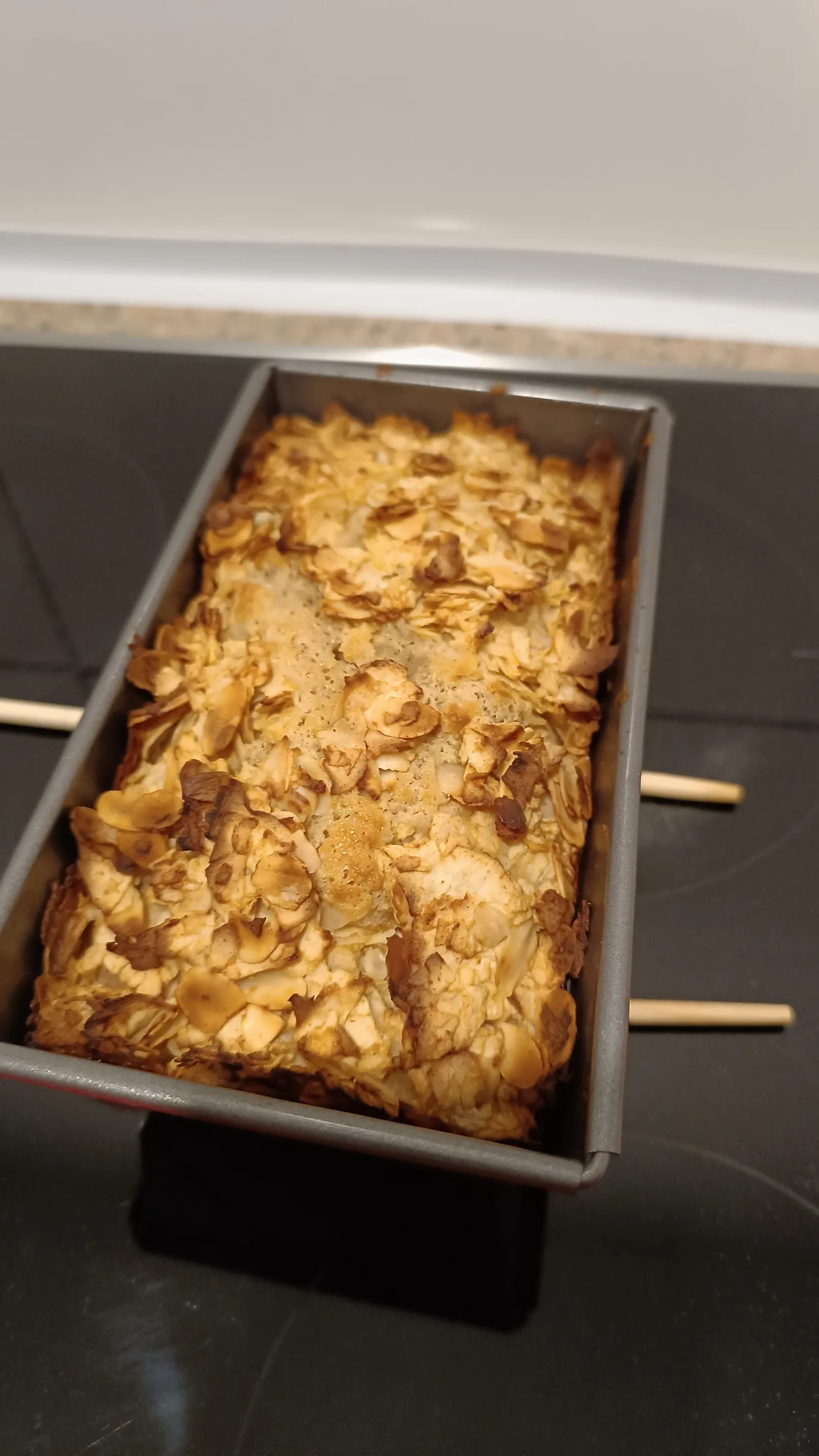 Bananen-Himbeer-Joghurt-Kuchen in einer Kastenform